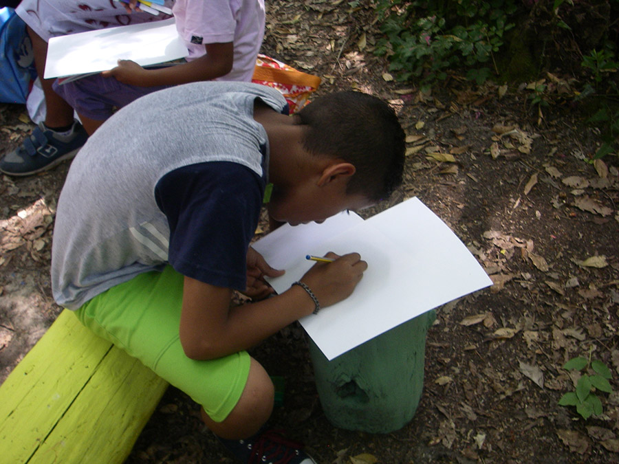 Bambino che si esercita al nostro corso di scrittura creativa